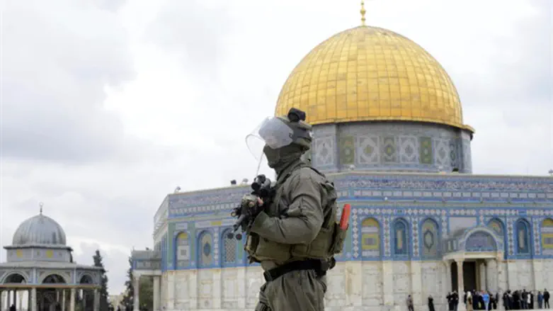 Israeli policeman on on Temple Mount, Al-Aqsa Mosque