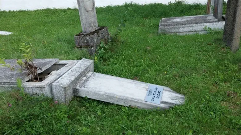 Svaliava cemetery desecrated