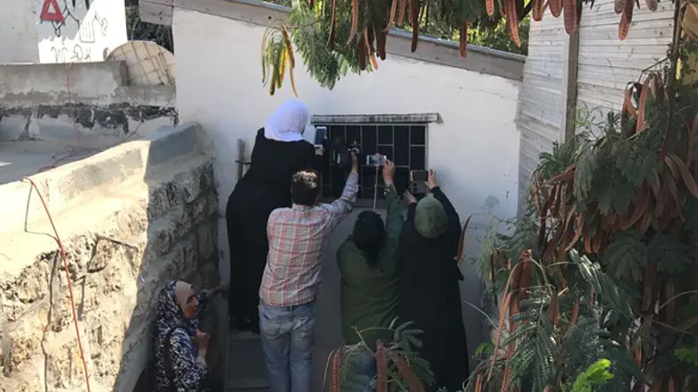 Arab activists film eviction of squatters in Shimon Hatzaddik