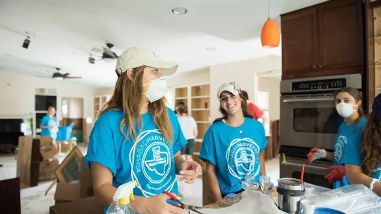 Students help Chabad with 'Harvey' relief efforts