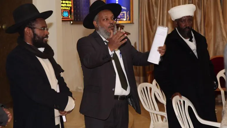 Rabbi Wabashat speaks at a gathering 