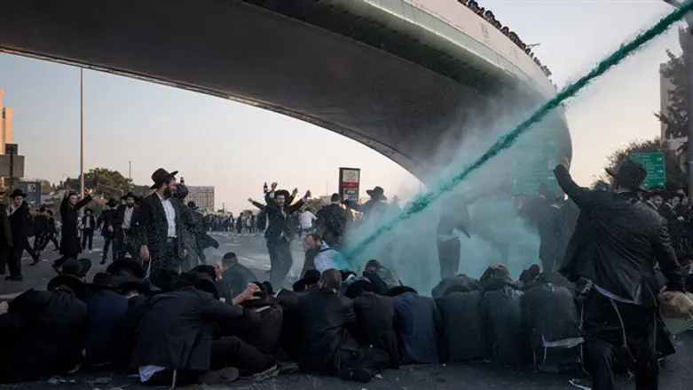 Police using Skunk spray on Jerusalem Faction members