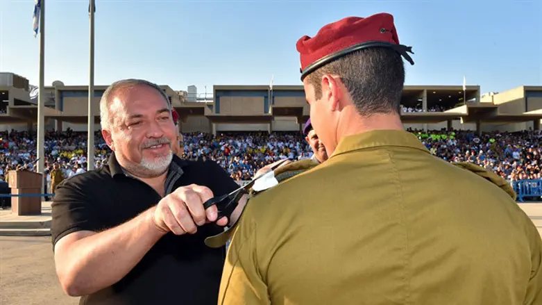 Liberman with IDF soldiers