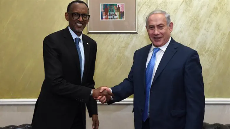 Prime Minister Binyamin Netanyahu (right) meets with Rwandan President Paul Kagame