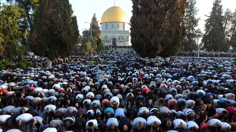 Muslims pray to Mecca from Temple Mount