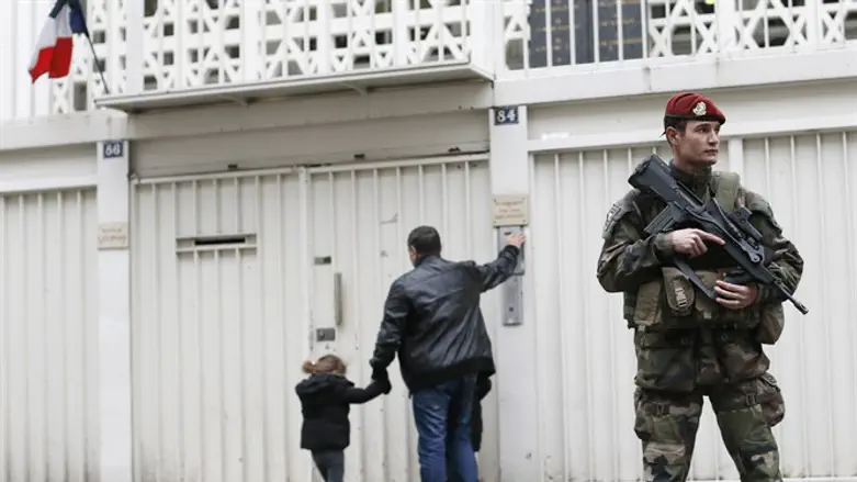 French soldier guards Jewish school, Paris