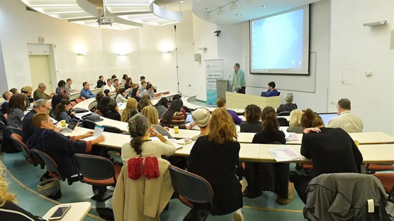 Training therapists and other adults and professionals to recognize and thwart child abuse