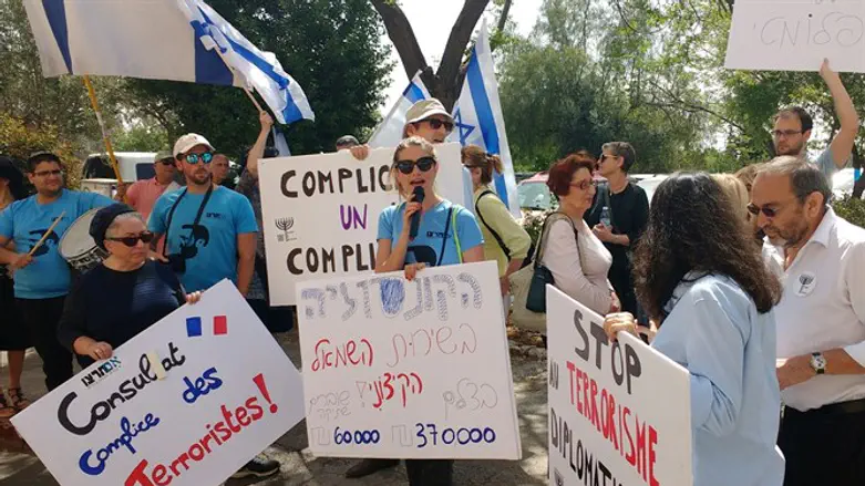 Protesters gather outside of French consulate in Jerusalem