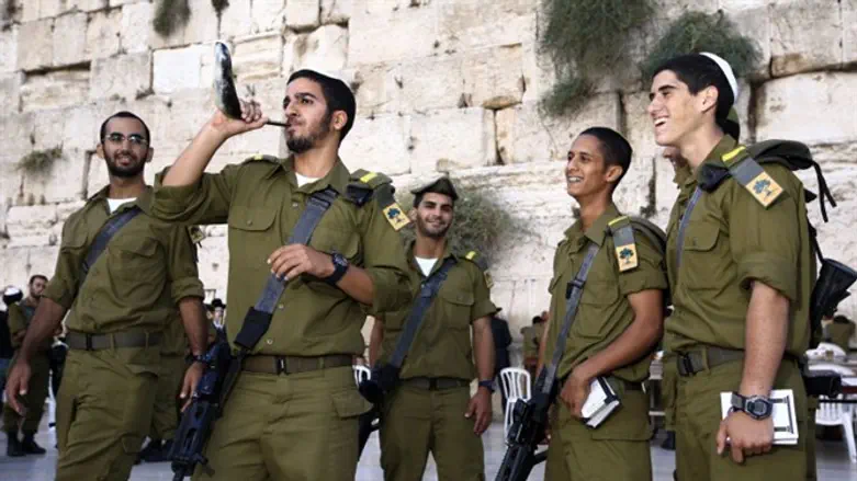 IDF soldiers blow shofar at the Western Wall
