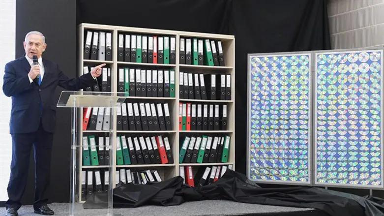 Netanyahu presenting Iranian nuclear records