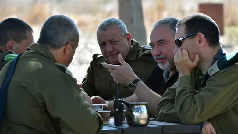Liberman (2nd from Rt.), Eizenkot (C) at briefing
