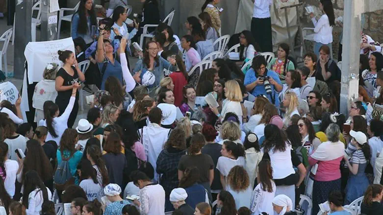 Women of the Wall disrupt prayers