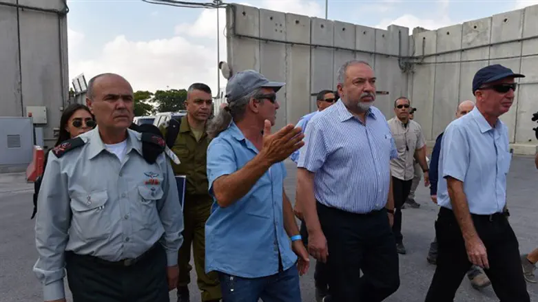 Liberman at Kerem Shalom Crossing