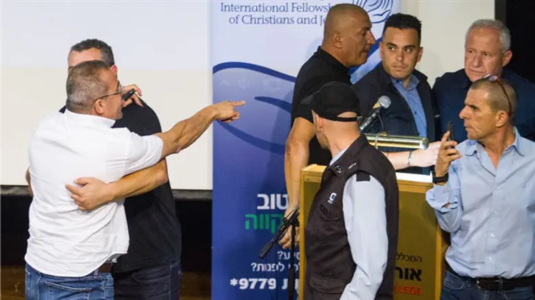 Dichter is accosted by angry Druze