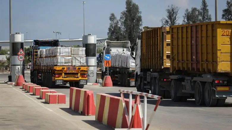 Tucks enter Kerem Shalom crossing