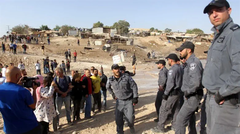 Protesters attempt to block Israeli forces in Khan al-Ahmar