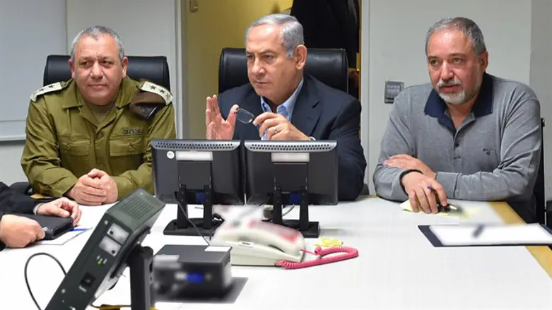Netanyahu takes army's position. With Eizenkot and Liberman.