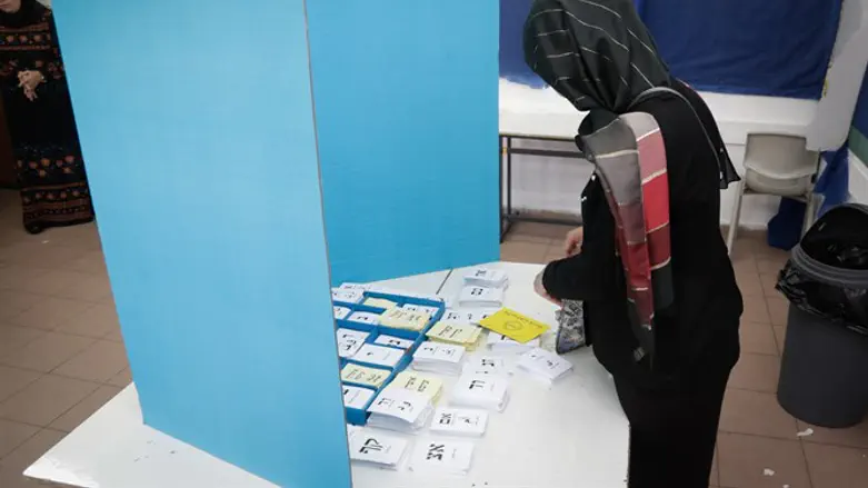 Casting ballot in Jerusalem Municipal election