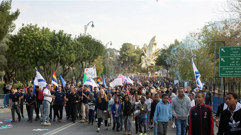 Thousands march in Jewish People's Parade