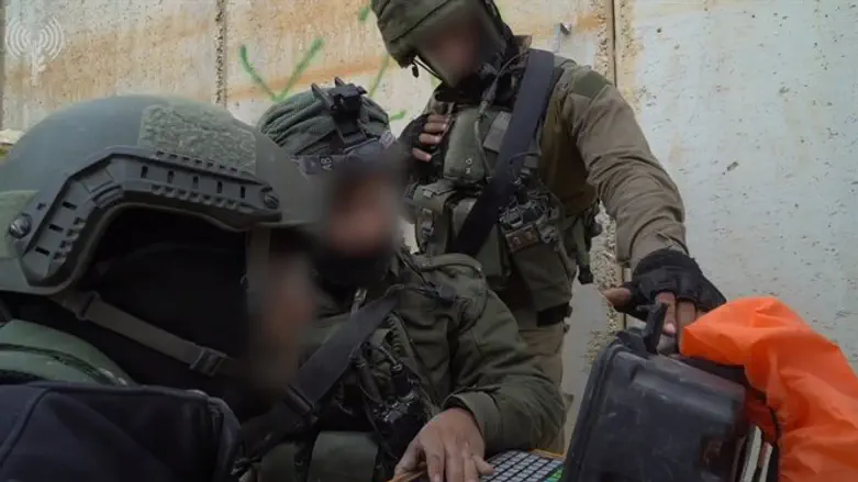 Soldiers from Yahalom during the discovery of a tunnel