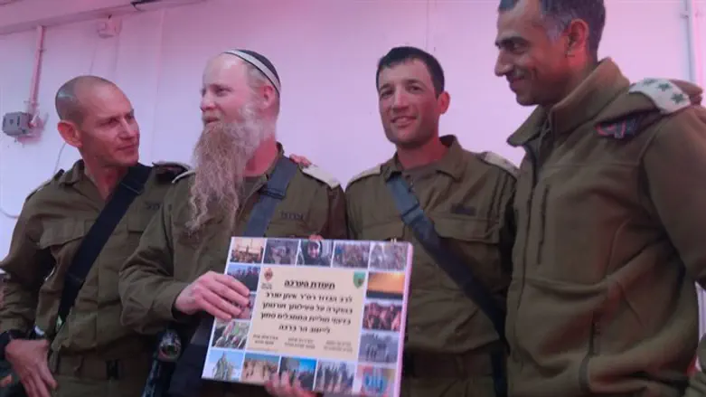 Rabbi Shnerb receiving the certificate of recognition.