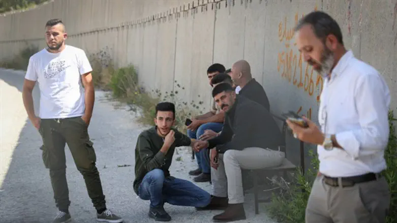 Family members of Mahmoud Katusa outside Ofer prison