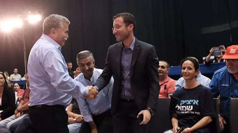 Amir Peretz (left) and Itzik Shmuli (right)