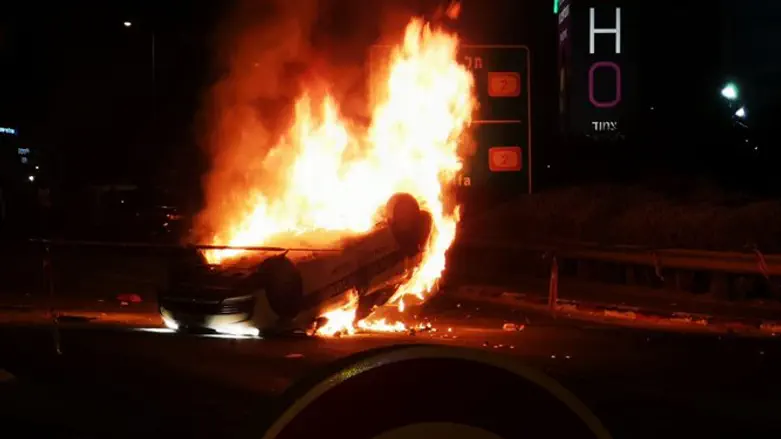 Car set ablaze in Tel Aviv during riots
