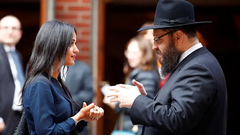 Rabbi Yehuda Teichtal speaks with Sawsan Chebli (archive)