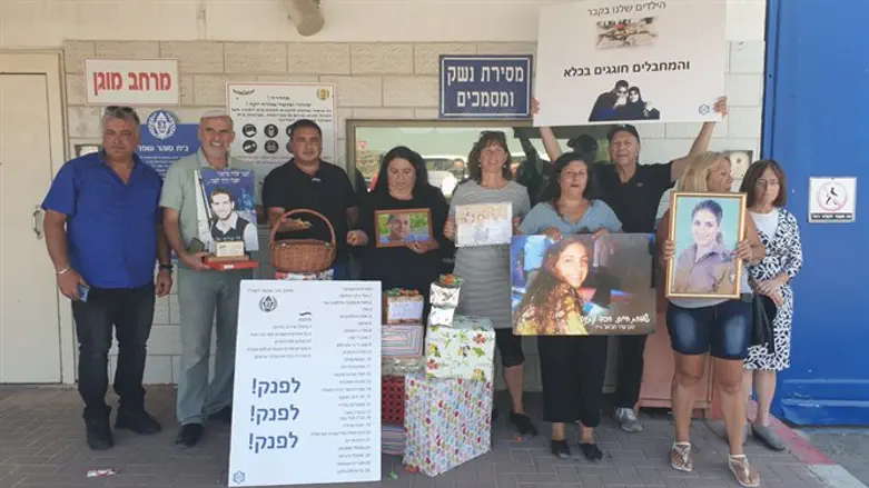 Families demonstrate in front of Ofer prison