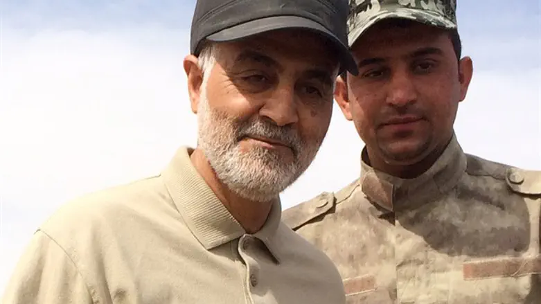 Chief of Iranian Quds Force, Qassem Soleimani (left)