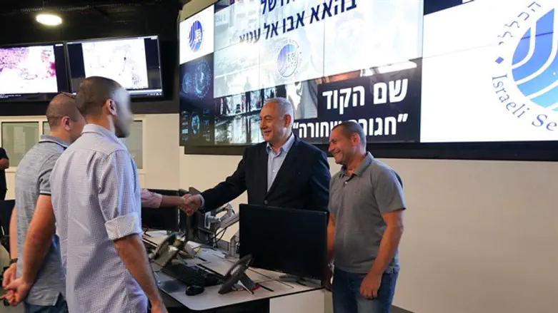 Netanyahu and Argaman at operations center