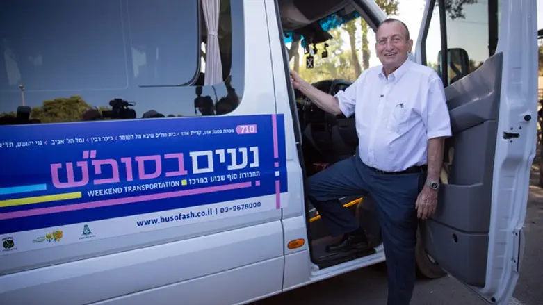 Mayor of Tel Aviv Ron Huldai beside one of the Shabbat buses