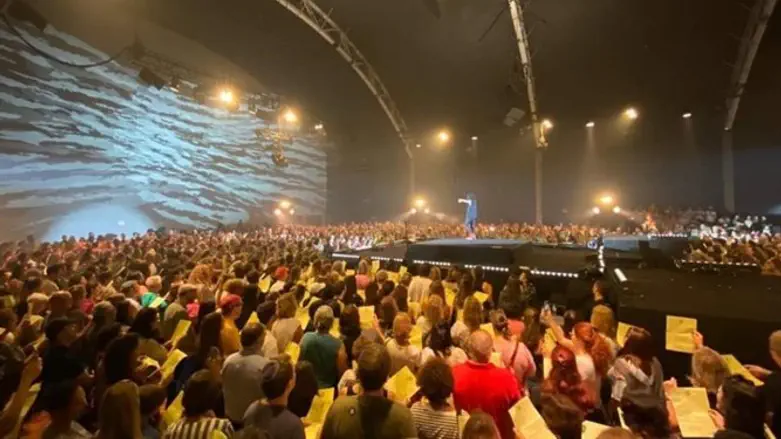 Koolulam practices with a Brazilian audience in Sao Paulo