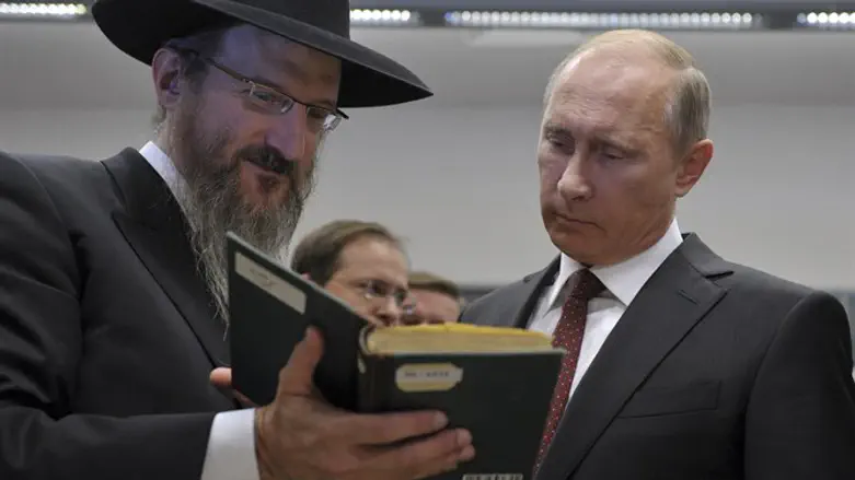 Putin listens to Russia's Chief Rabbi Lazar as he visits Moscow's Jewish Museum