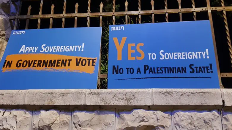 Yes to sovereignty, no to Palestinian state vigil outside Netanyahu's residence