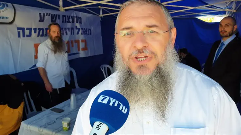 Shlomo Ne'eman in the Sovereignty Tent