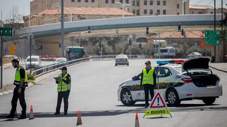 Police at a temporary lockdown "checkpoint" at the entrance to Jerusalem