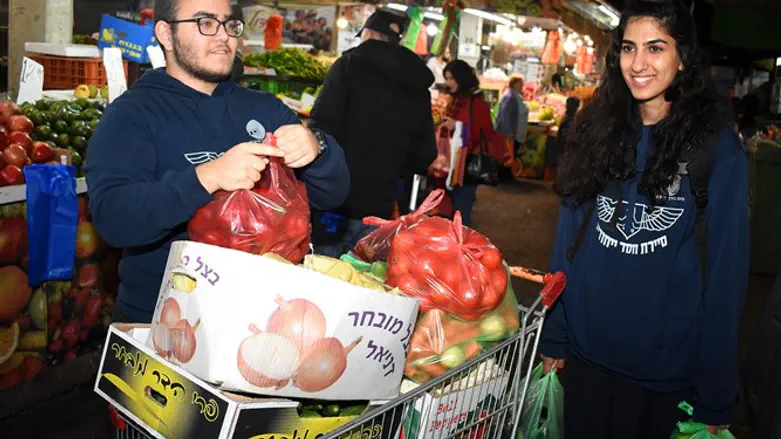 Roy and Reut collect donated fruits and vegetables at the Petach Tikvah produce market
