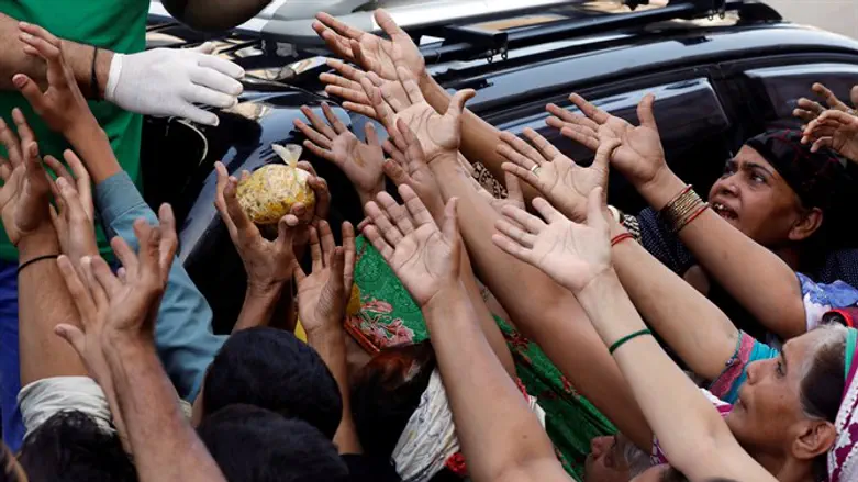 Karachi, Pakistan coronavirus lockdown food distribution