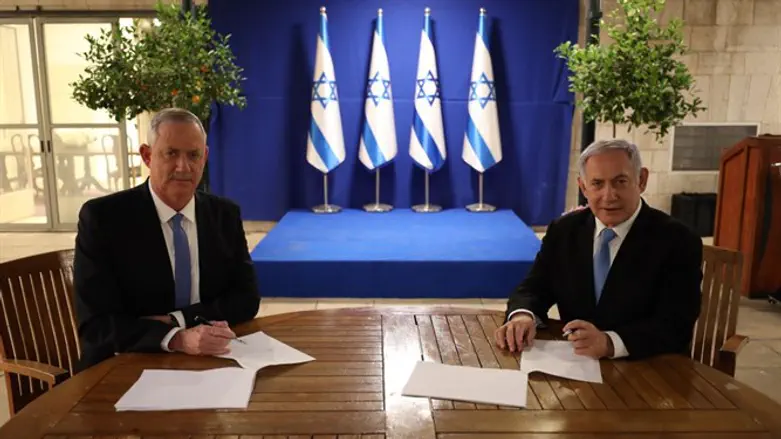 Netanyahu (R) and Gantz sign coalition agreement