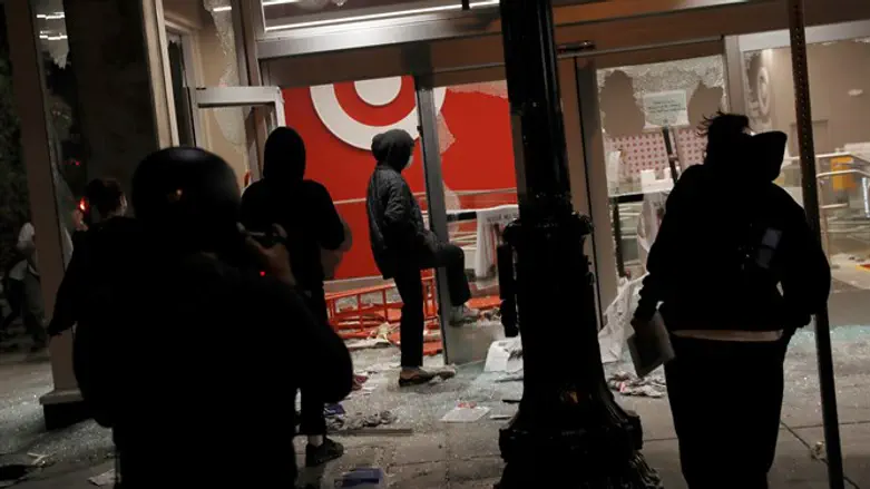 Riots and looting in Oakland, California