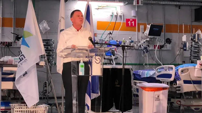 Edelstein next to array of medical equipment