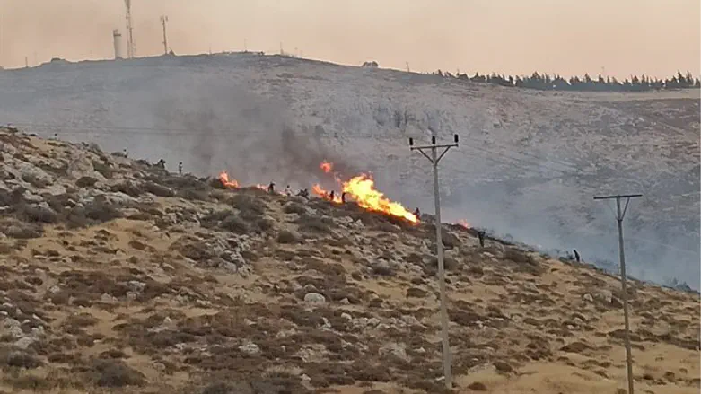 Residents try to extinguish edge of blaze: Kochav Hashachar