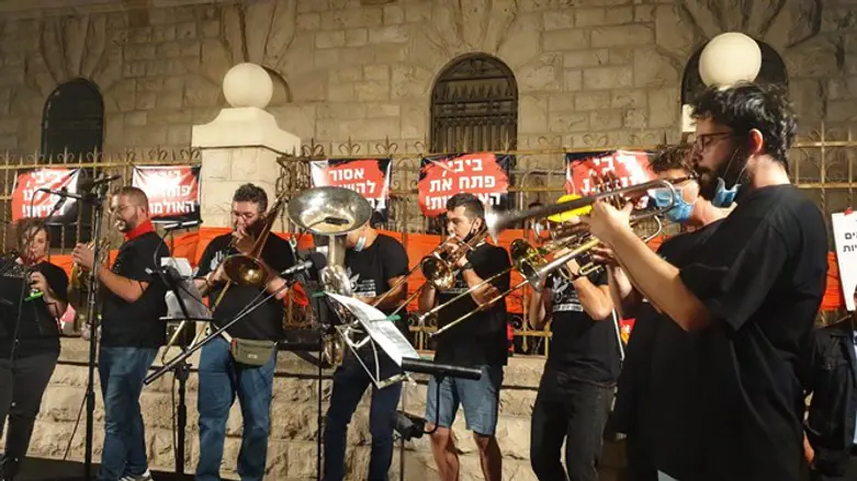 Philharmonic Orchestra in protest