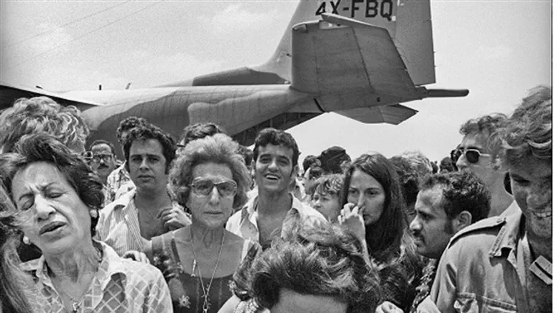 Hijacked passengers disembark Hercules aircraft at Ben Gurion airport