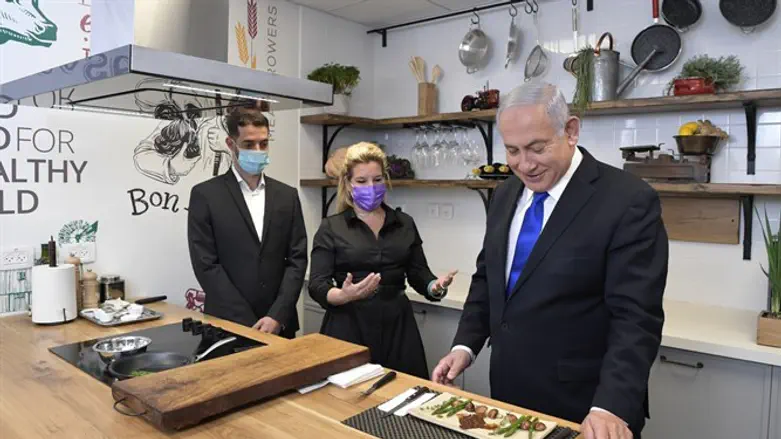 Netanyahu tries cultured meat